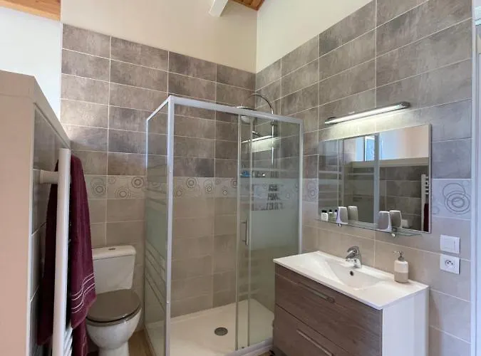 Du Puy De L'etang לינה וארוחת בוקר 4*