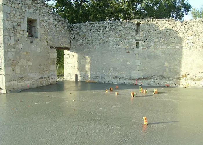 לינה וארוחת בוקר Du Puy De L'etang 4*