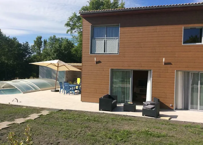 Du Puy De L'etang לינה וארוחת בוקר 4*